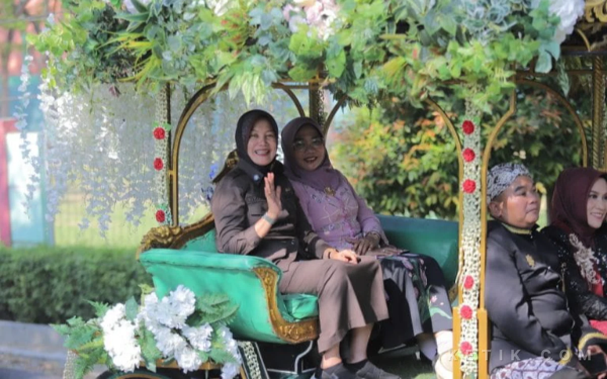 Foto Wakil Bupati Bojonegoro Nurul Azizah dan Ketua TP PKK Bojonegoro, Cantika Wahono, menuju kampus.naik kereta kuda (foto Sukiman ketik com)