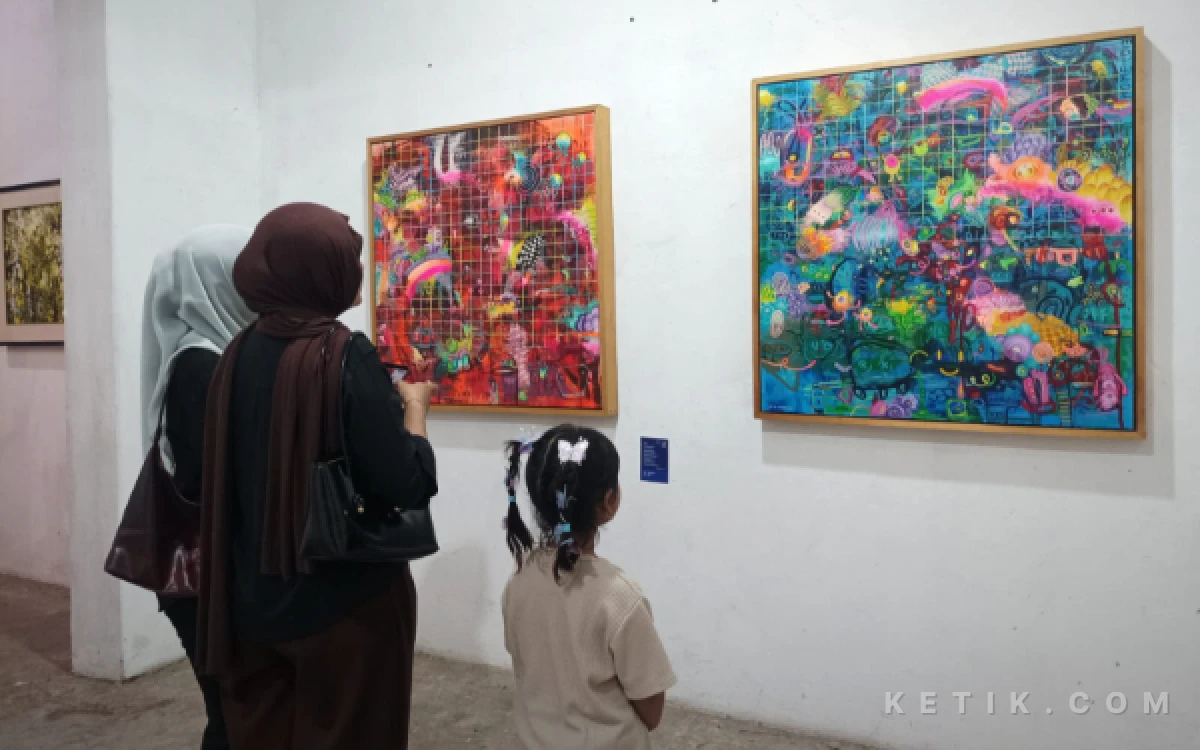 Foto Pengunjung Pameran Saat Melihat Pameran Gasrug (Foto : Daniel Andayawan/Ketik.com)