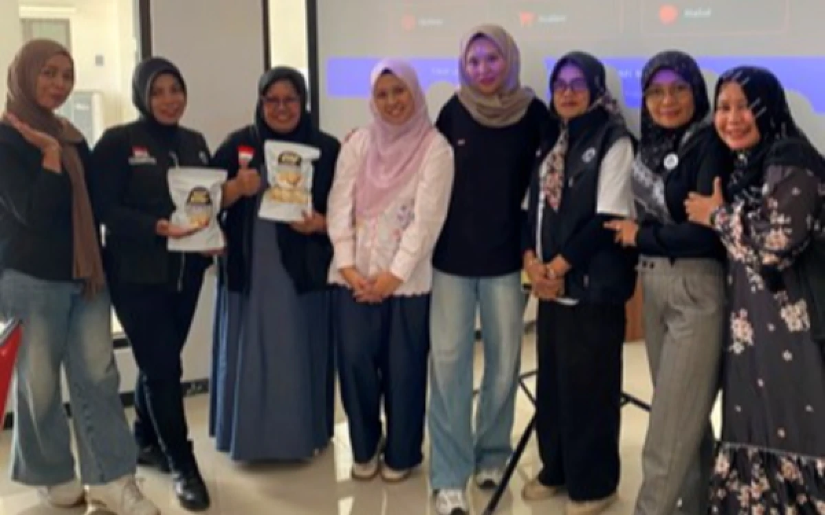 Foto Foto bersama Tim Pengabdian Departemen Sosiologi FISIP UB dengan pengurus SBMI Kabupaten Malang Raya seusai pelatihan Digital Marketing dan Sertifikasi Halal. (Foto: Dok. Sosiologi UB)