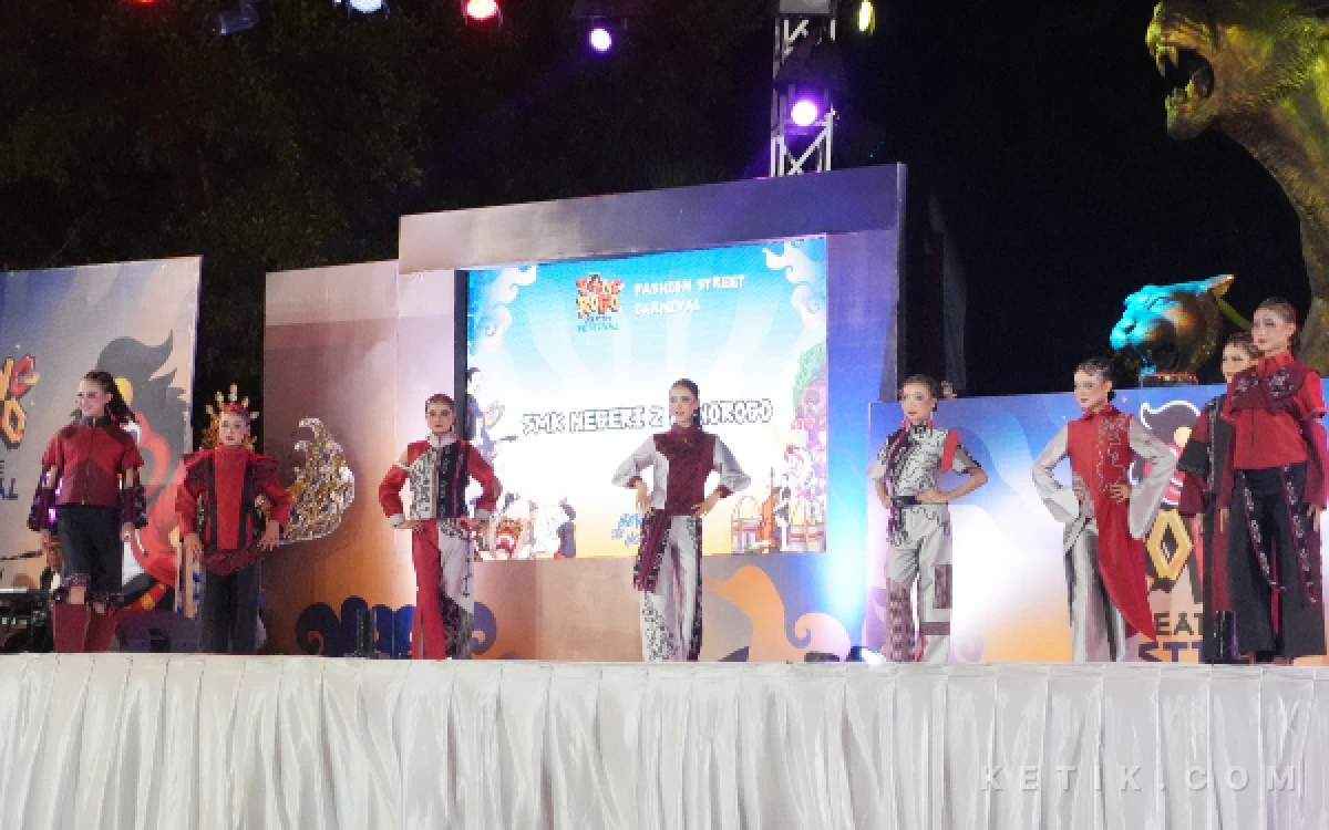 Thumbnail Berita - Karya Siswa SMKN 2 Ponorogo Tampil Memukau di Street Fashion Carnival, Usung Tema Oversized Asimetris