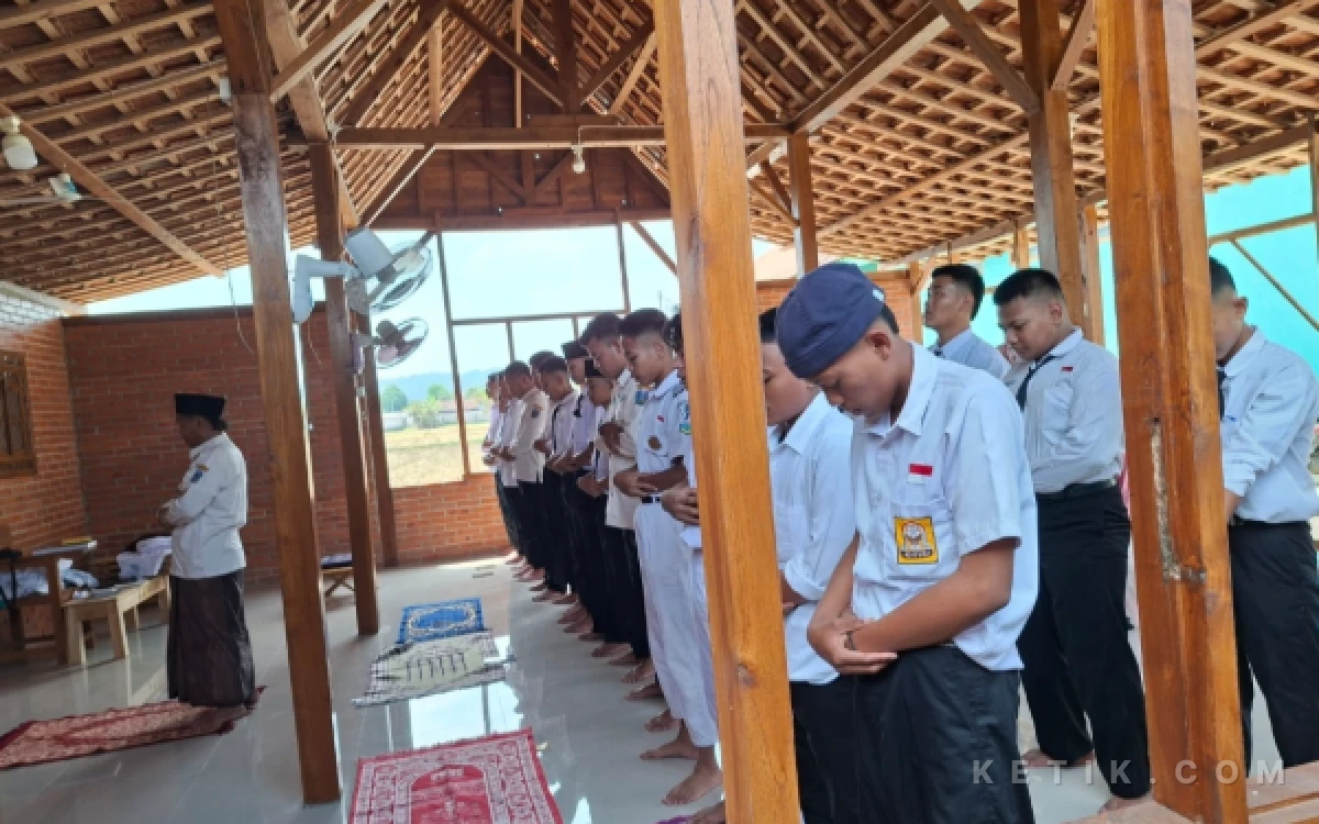 Thumbnail Berita - SMK Pelayaran Hasan Besari Tuban Tanamkan Karakter dan Nilai Keislaman Sejak Hari Pertama MPLS