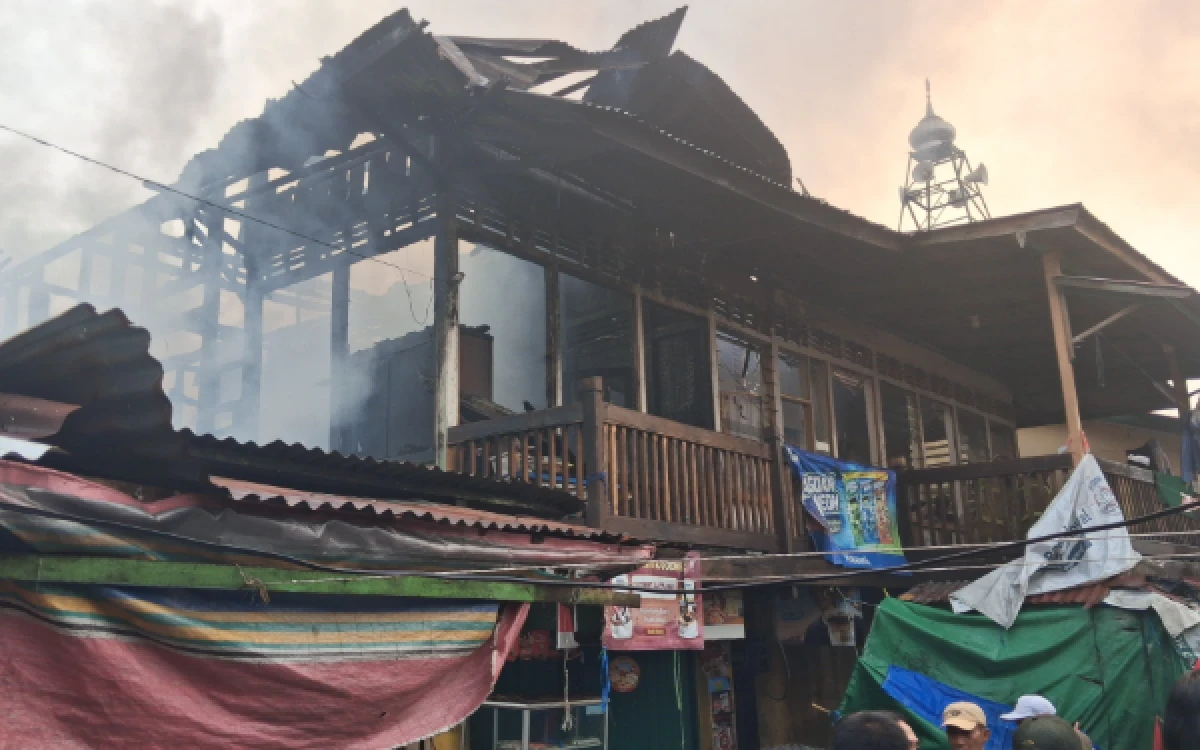 Foto Kondisi rumah yang terbakar di kawasan Jalan Lorong Soak Batok, Jalan Mujahidin, Kecamatan Ilir Barat I, Palembang, Sumatera Selatan, Rabu 30 September 2026. (Foto : Yola/Ketik.com)