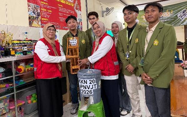 Thumbnail Berita - Mahasiswa KKN UPN Veteran Jatim Kelompok 20 Kenalkan Ecochopper kepada Warga Wonokromo