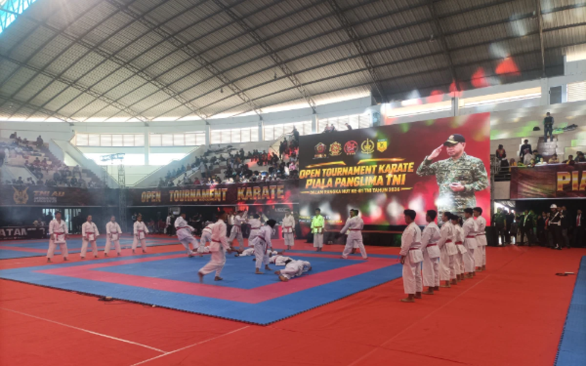 Foto Penampilan atraksi karateka menunjukkan keahliannya dalam pembukaan Open Tournament Karate Piala Panglima TNI di GOR Ken Arok Kota Malang, Senin, 28 September 2026 (Foto : Kukuh/Ketik)