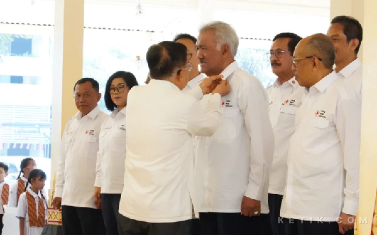 Foto Jusuf Kalla menyematkan pin secara simbolis kepada Ketua PMI DIY terpilih GBPH H Prabukusumo saat prosesi pelantikan pengurus di Bangsal Kepatihan, Yogyakarta. (Foto: Lik Is for Ketik.com)