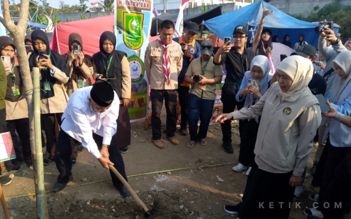 Thumbnail Berita - ‎Disaksikan Ribuan Santri, Gubernur Khofifah Tanam Seribu Pohon di Lokasi PPSN VI Ponpes An Nur II Kabupaten Malang