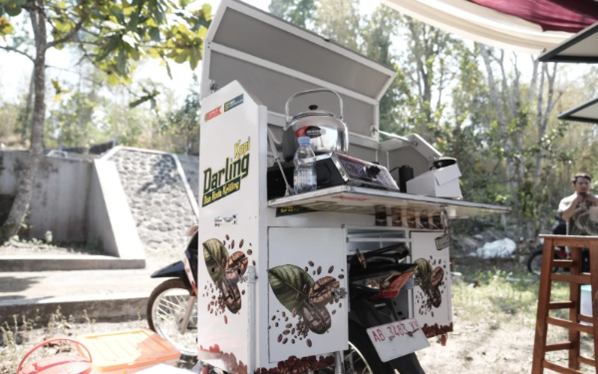 Foto Kopi Darling (Dua Roda Keliling), inovasi kedai kopi mobile roda dua yang siap sapa pecinta kopi lokal di mana saja. (Foto: Pemkab Sleman for Ketik.com)