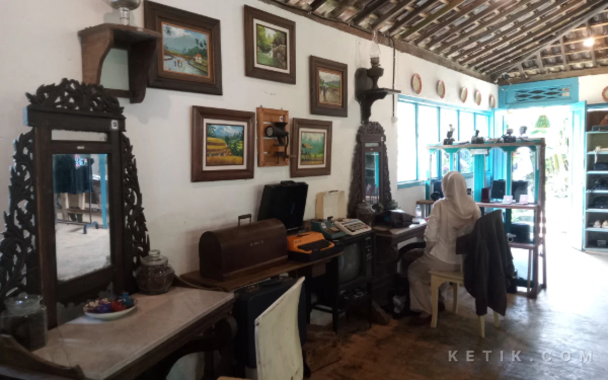 Foto Pemandangan di dalam rumah joglo Wisata Dusun Kuliner, Batu yang dihiasi dengan barang-barang antik. (Foto: Aliyah/Ketik.com)