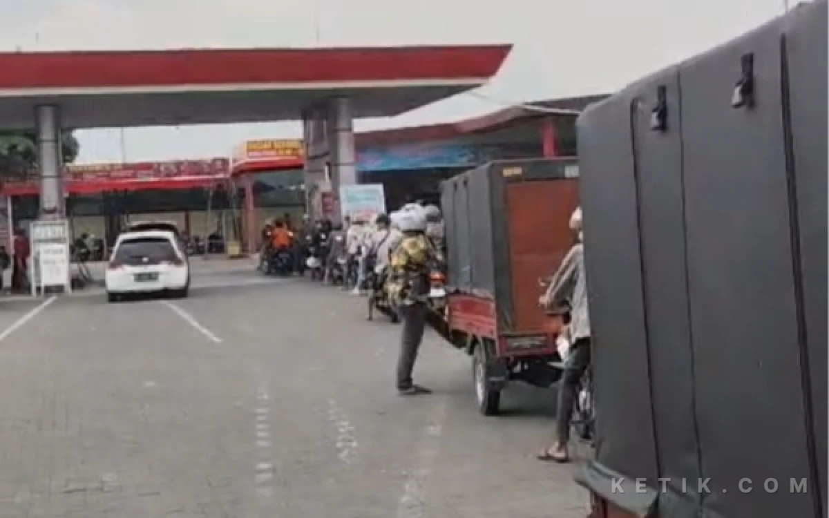 Thumbnail Berita - Imbas Harga Pertamax Naik, Pertalite di SPBU Wilayah Madiun Diserbu Pembeli Tiap Hari