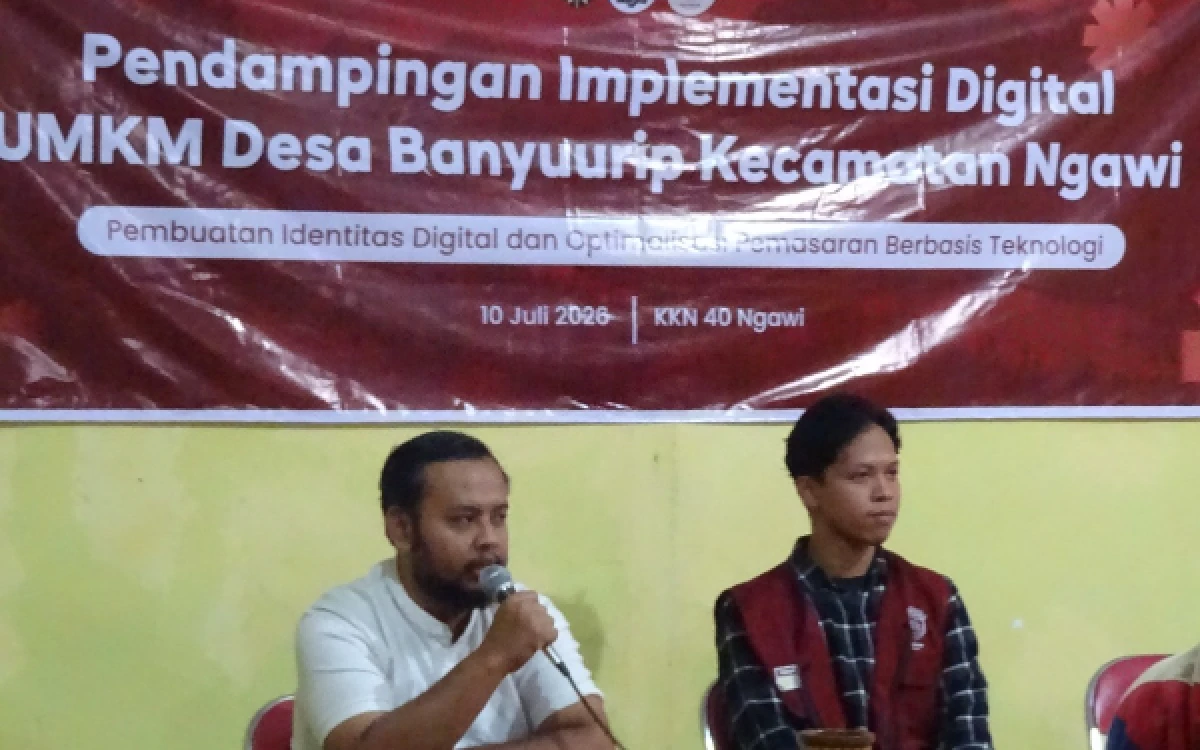 Foto Sekretaris Desa Banyuurip, Diki Pradana (34), memberikan sambutan dan apresiasi kepada mahasiswa saat membuka acara sosialisasi digitalisasi UMKM di Aula Balai Desa, Jumat (10/7)