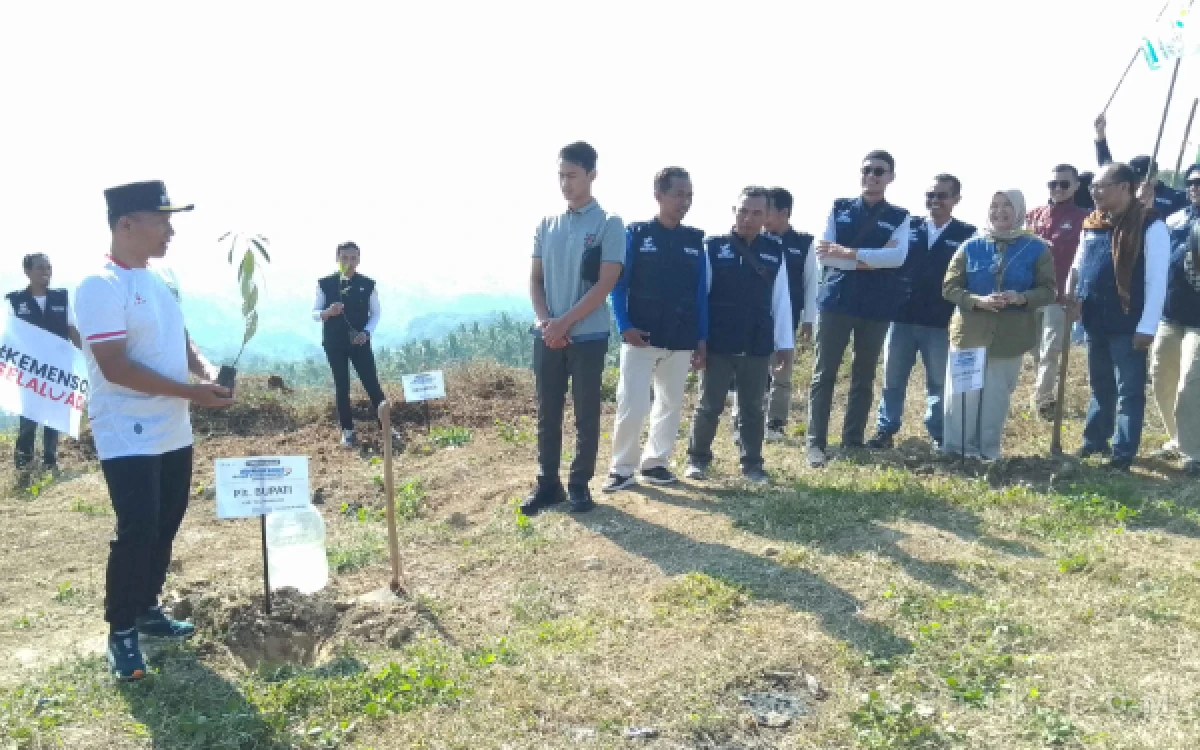 Thumbnail Berita - Peringati HUT Ke-19 PKH, Plt Bupati Tulungagung Gelar Aksi Penghijauan di Jalur Lintas Selatan