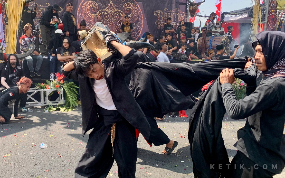 Thumbnail Berita - Penonton Membludak, Ratusan Kontingen Serbu Festival Bantengan Nuswantara 2026 Kota Batu