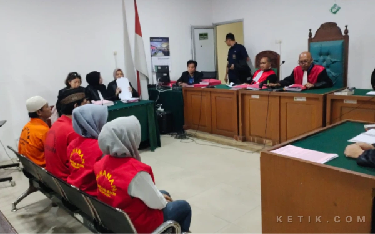 Thumbnail Berita - Terhimpit Ekonomi, Ayah Kandung di Palembang Tega Jual Bayi Baru Lahir Rp25 Juta, Empat Terdakwa Dituntut 6 Tahun Penjara