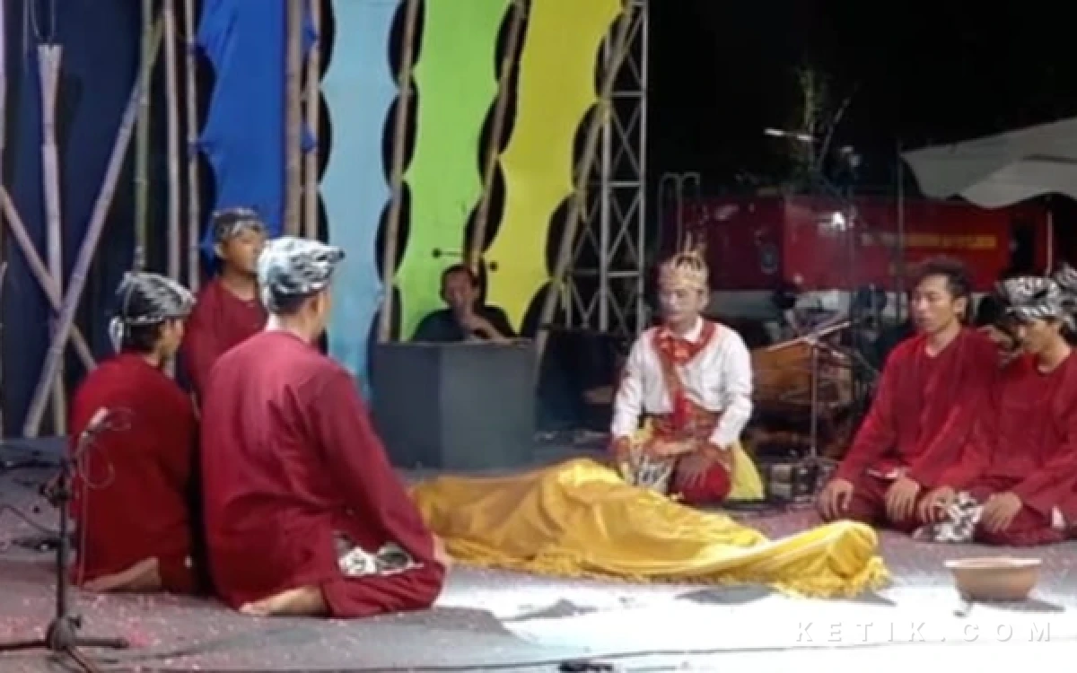 Foto Persiapan para kelompok seni yang berbeda.
Tak hanya berfokus pada kebudayaan, festival  sandur tersebut turut memberikan ruang bagi pelaku usaha lokal melalui bazar UMKM. (Foto Sukiman ketik com)