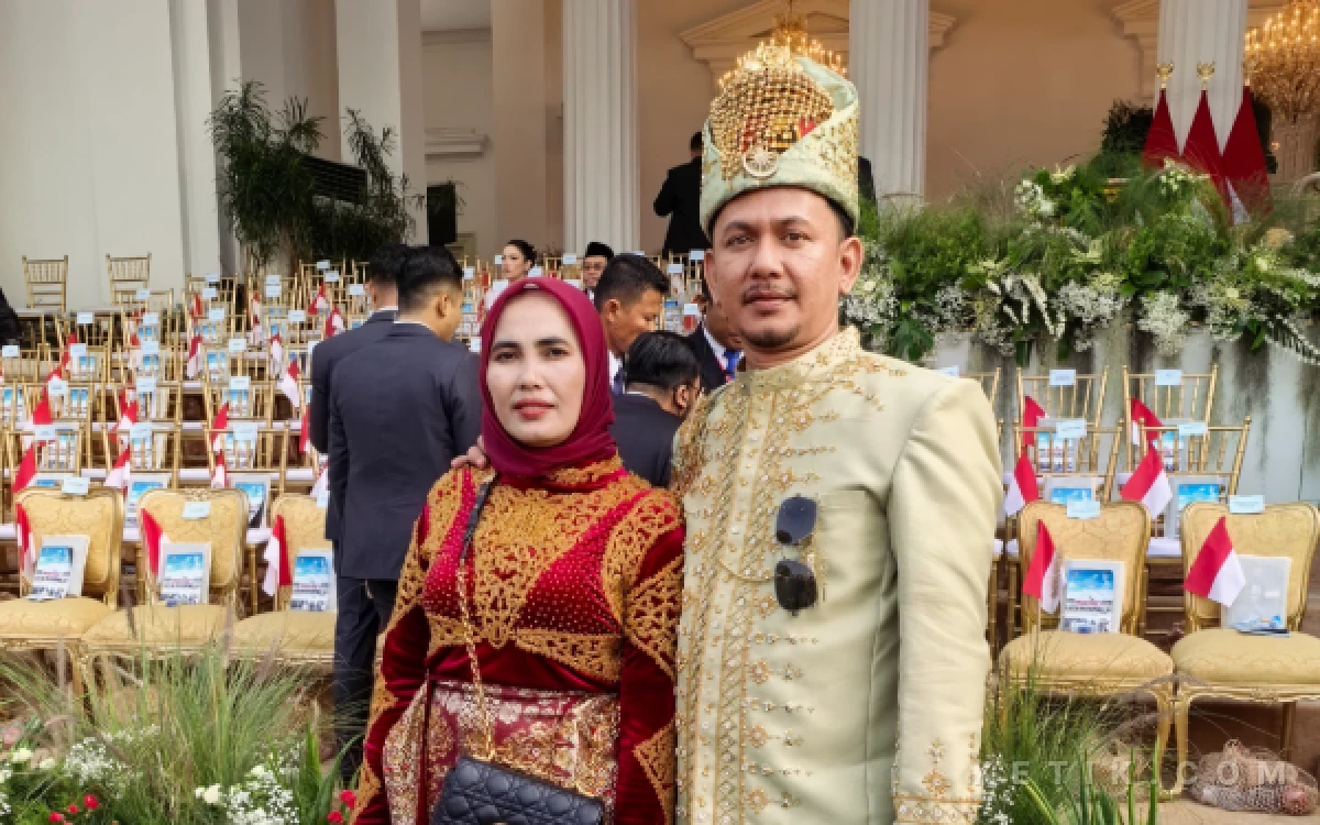 Foto Aris Wandi, pengusaha kilang padi Nagan Raya bersama istri Cut Nurmawan menghadiri acara pengibaran Bendera Merah Putih di Istana Negara, Jakarta, Senin (17/8/2026). (Foto: Dok Ketik)