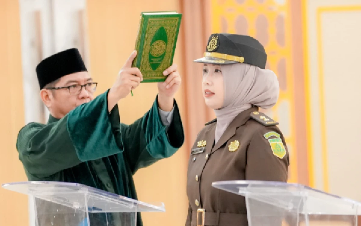 Thumbnail Berita - Dr Vanny Yulia Eka Sari Resmi Jabat Kabag TU Kejati Sumsel, Wakajati Tekankan Profesionalisme dan Regenerasi Organisasi