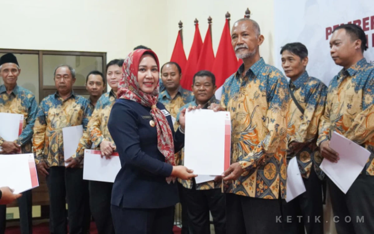 Foto Pemberian penghargaan kepada pendonor terbanyak di kota Mojokerto (foto : humas pemkot mojokerto/ ketik.com)
