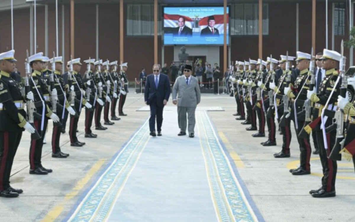Thumbnail Berita - Momen Presiden Prabowo Antar Kepulangan Presiden Mesir El-Sisi sampai Tangga Pesawat di Bandara Halim
