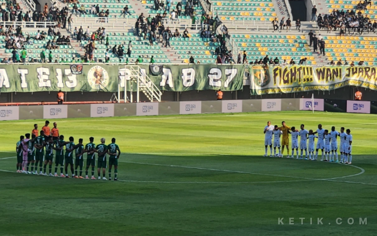 Thumbnail Berita - One Minute Silence Laga Persebaya vs PSS, Doakan Suporter BCS Kecelakaan di Tol saat Away ke Surabaya