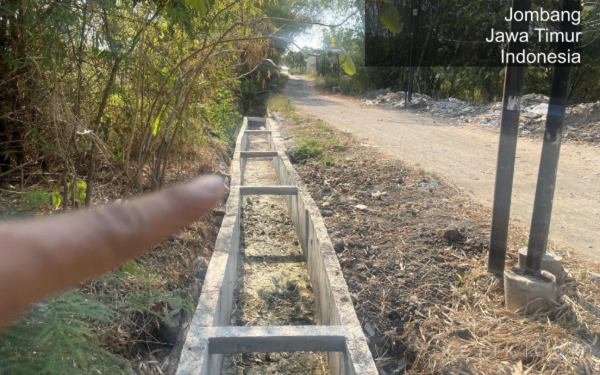Thumbnail Berita - Saluran Irigasi Anggaran BKK DPRD di Denanyar Jombang Disorot, Bentuknya Berkelok-kelok