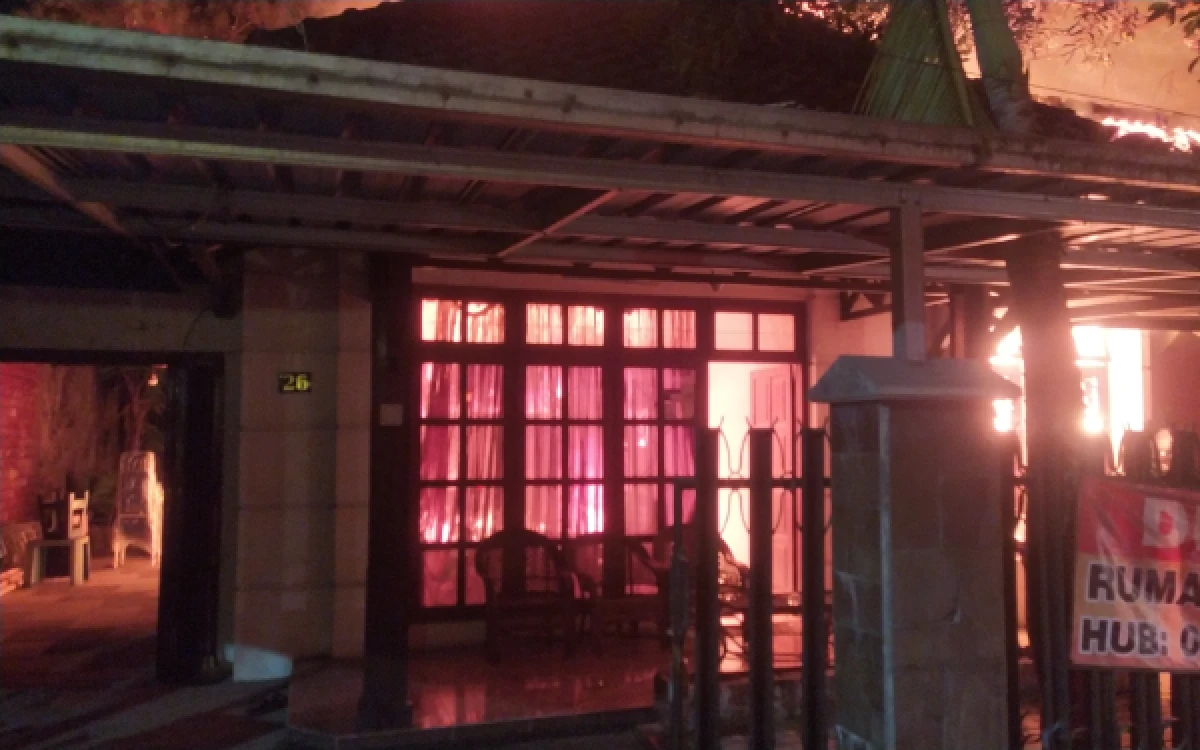 Thumbnail Berita - Rumah Dua Lantai di Malang Ludes Terbakar, Api Diduga dari Lilin yang Ditinggal Menyala
