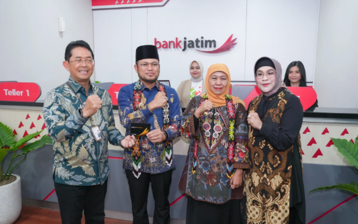 Thumbnail Berita - Gubernur Khofifah Resmikan Kantor Cabang Bank Jatim di Balikpapan, Perkuat Sinergi Ekonomi Jatim-Kaltim