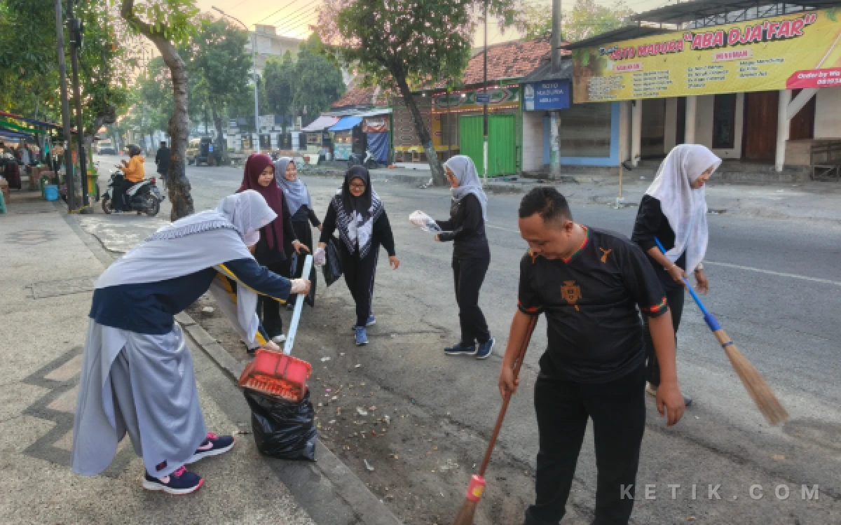 Thumbnail Berita - Staf RSUD dr Mohammad Zyn Sampang Rutin Kerja Bakti untuk Lingkungan Bersih