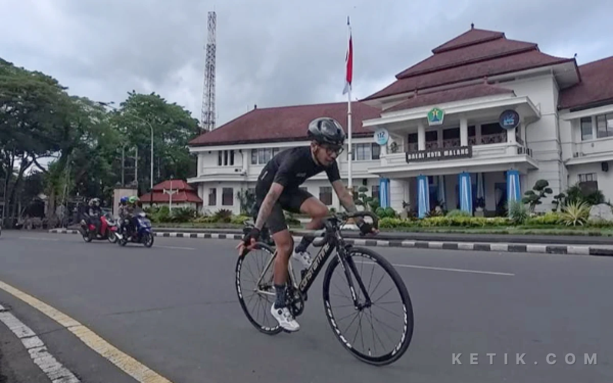 Thumbnail Berita - Rayakan May Day dengan Cara Unik, Rizka Gowes 100 Putaran di Alun-alun Tugu Kota Malang