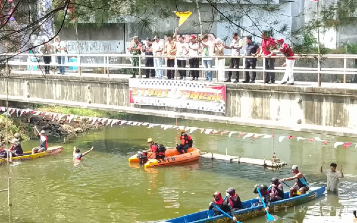 Thumbnail Berita - Meriah! Lomba Dayung HUT ke-81 RI di Tulungagung Diserbu Warga, Pemkab Siap Fasilitasi Armada Perahu