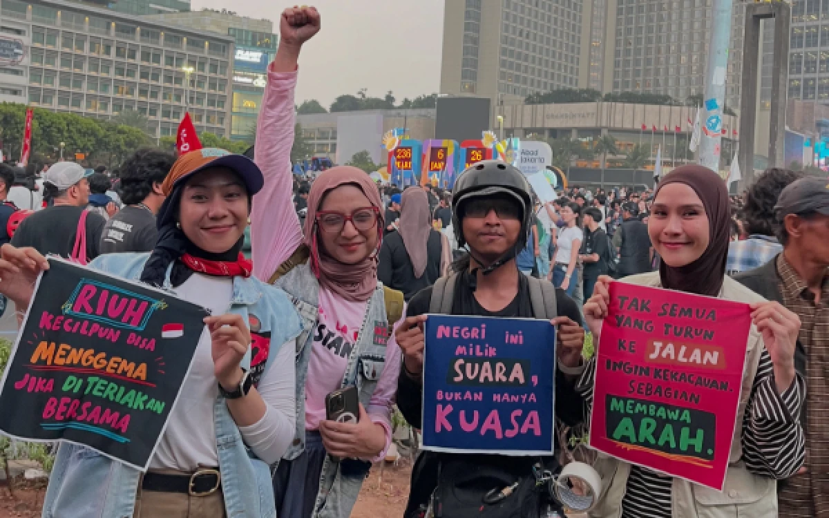 Thumbnail Berita - Zaskia Adya Mecca Hadir di Bundaran HI Sejak Siang, Sampaikan Pesan untuk Indonesia