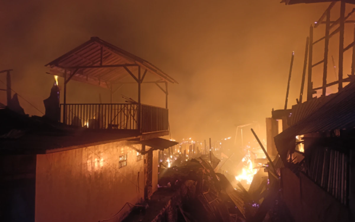Thumbnail Berita - Rumah Panggung di 1 Ilir Palembang Terbakar Hebat! 10 KK Terdampak