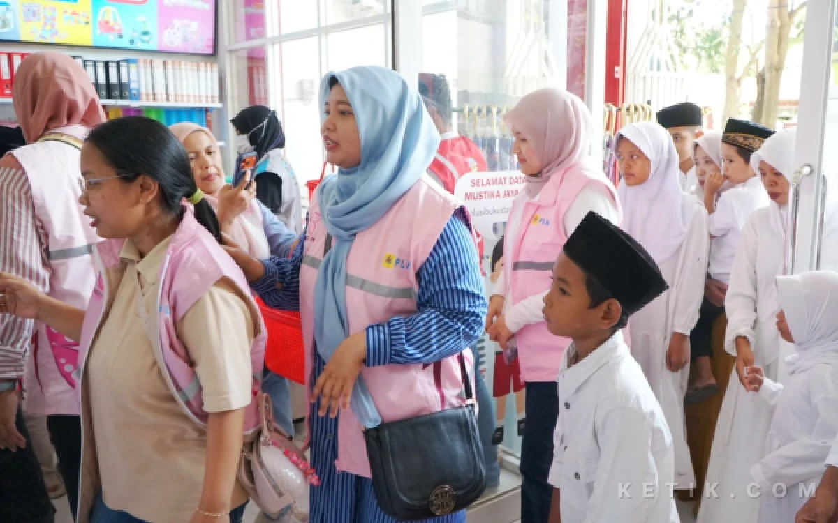 Thumbnail Berita - Momen Bahagia 30 Anak Yatim-Dhuafa Trenggalek saat Diajak YBM-Srikandi PLN Belanja Alat Sekolah