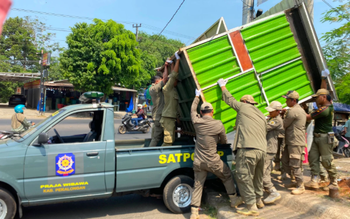 Thumbnail Berita - Satpol PP Kabupaten Pekalongan Tertibkan PKL Gemek Kedungwuni, Pedagang Kooperatif Bongkar Lapak Secara Mandiri