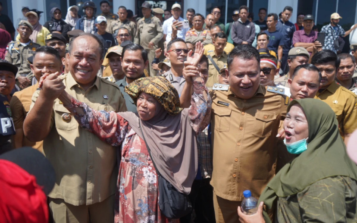 Thumbnail Berita - Bupati Asahan Temui Massa Aksi, Janji Tindak Lanjuti Aspirasi Perbaikan Jalan Bandar Pulau