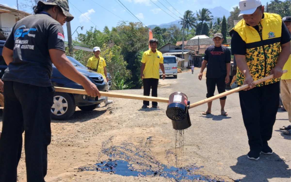 Thumbnail Berita - Cak Hadi Turun Tangan, Jalan Rusak Bertahun-tahun di Lereng Gununng Wilis Kediri Kini Diperbaiki