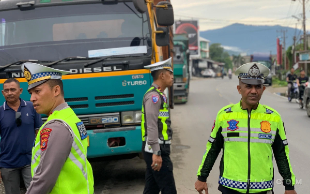 Thumbnail Berita - Utamakan Keselamatan, Satlantas Polres Abdya Tertibkan Antrean Kendaraan di SPBU