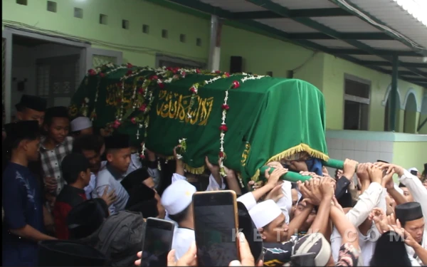 Thumbnail Berita - [FOTO] Ribuan Santri Iringi Pemakaman Mustasyar PBNU Nyai Hj Machfudhoh di Tambakberas Jombang
