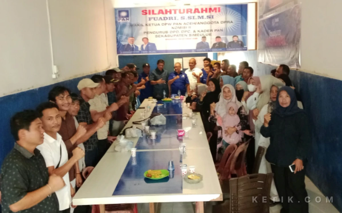 Foto Sesi Foto bersama Wakil Ketua DPW PAN Aceh Fuadri, S.Si.,M.Si bersama Pengurus DPD, DPC dan Kader PAN sekabupaten Simeulue. Selasa, 20 Oktober 2026. (Helman/Ketik.com)