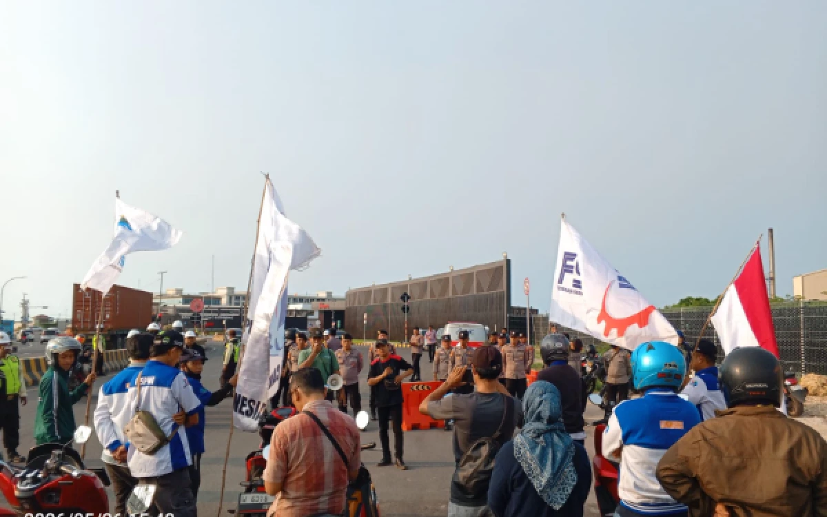 Thumbnail Berita - Perusahaan di KEK Gresik Didemo Massa Buruh, Imbas PHK Sepihak Pekerja Lokal Ring 1
