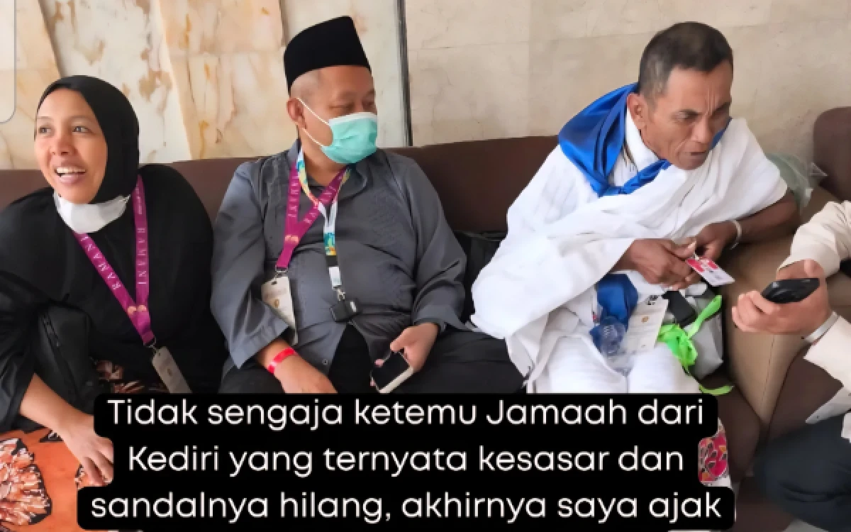Thumbnail Berita - Bertemu Jemaah Haji asal Kediri Nyasar dan Kehilangan Sandal di Mekkah, Sarmuji Ajak Belanja dan Antarkan ke Hotel