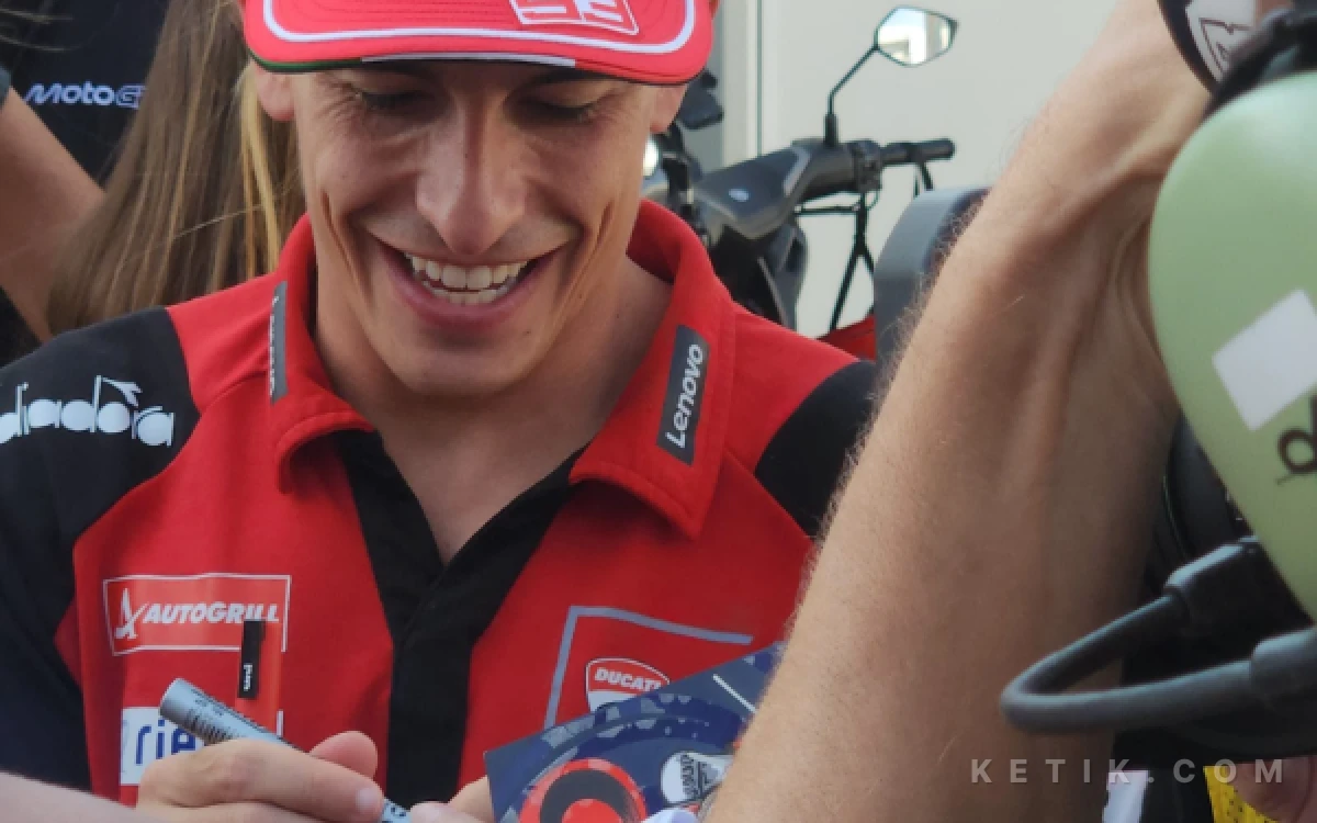 Foto Pembalap asal Ducati Lemovo Marc Marquez melayani tanda tangan fans  di sekitar paddock Sirkuit Mandalika pada Kamis, 8 Oktober 2026. (Foto: Fiqih Arfani/Ketik.com)