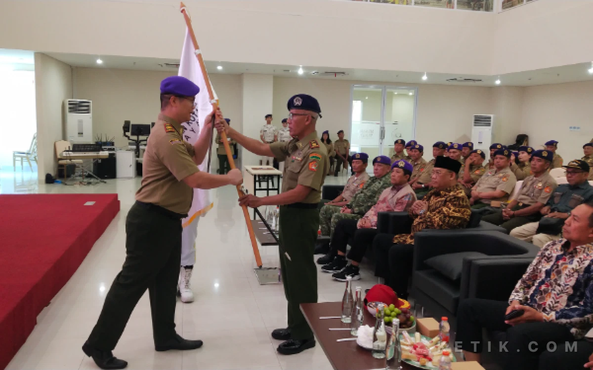 Foto Ketua DPkom UPN menerima Pataka dari Ketua DPK IARMI Surabaya. (Foto : Sutejo Rc/ketik.com)