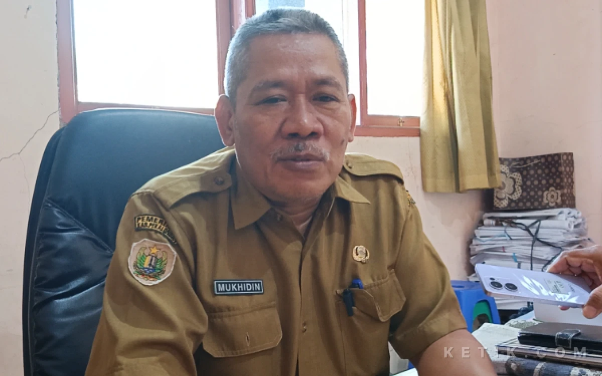 Foto Kepala SMPN 1 Wiradesa, Mukhidin saat dimintai keterangan terkait kegiatan MPLS di sekolah yang dipimpinnya (Foto: Slam/ketim.com)