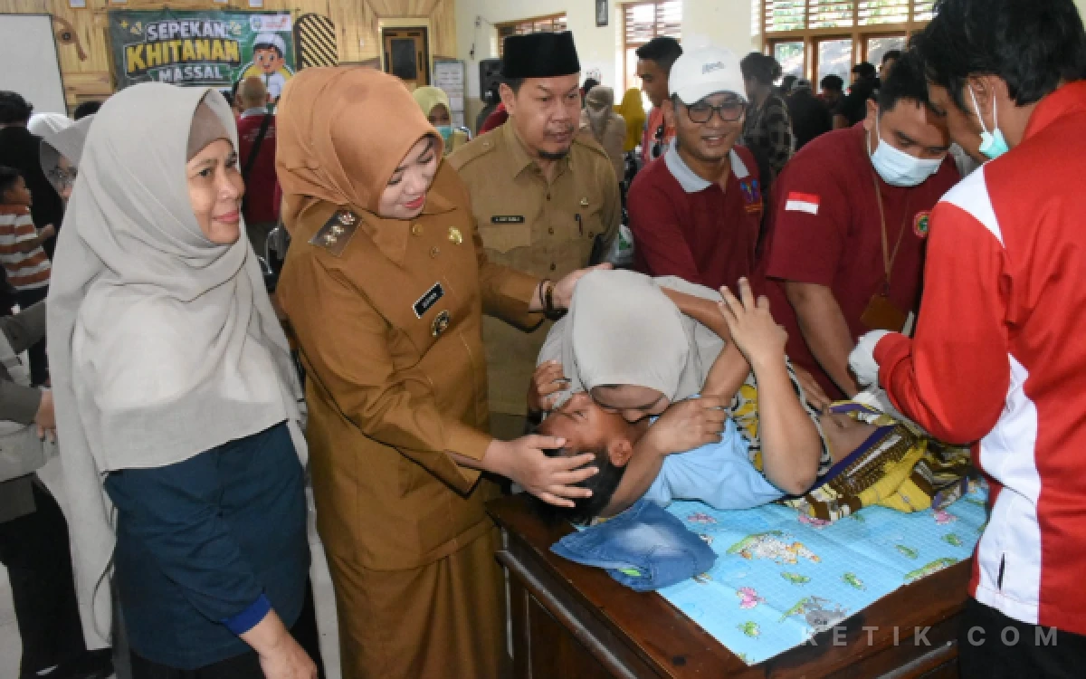 Thumbnail Berita - Wabup Situbondo Saksikan Khitanan Massal di Balai Desa Jangkar