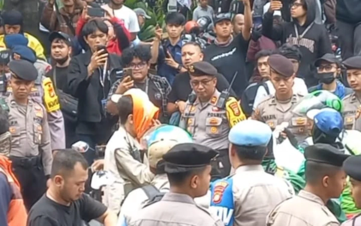 Thumbnail Berita - Sejumlah Massa Ditahan Jelang Demo 27 Agustus di DPR, Diduga Hendak Berbuat Anarkis
