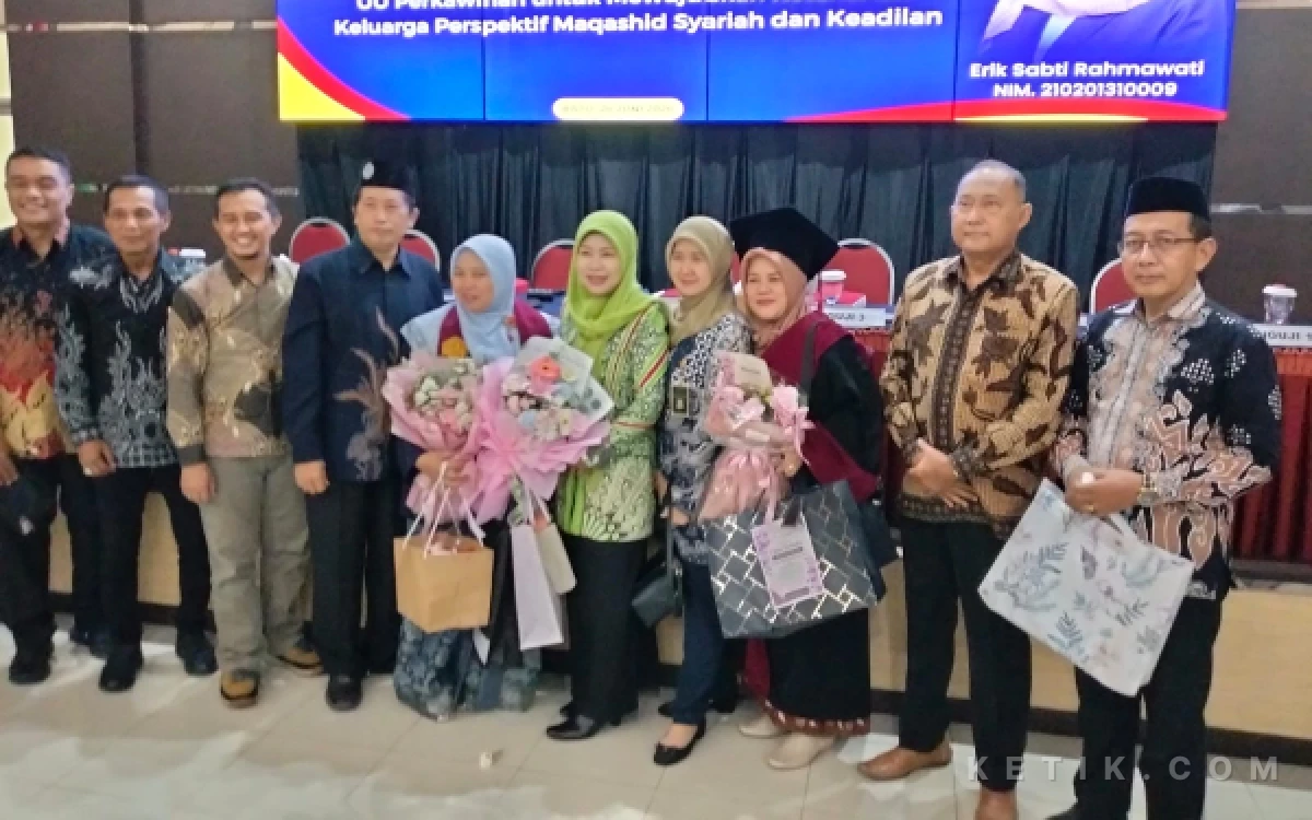 Foto Foto Bersama Dr. Hj. Erik Sabti Rahmawati, M.A., M.Ag., Wakil Dekan 2 & 3 Fakultas Syariah UIN Malang, Ketua Pengadilan Agama Kota Malang, serta Hakim dan Panitera. (Foto: Dafa Wahyu Pratama/Ketik.com)