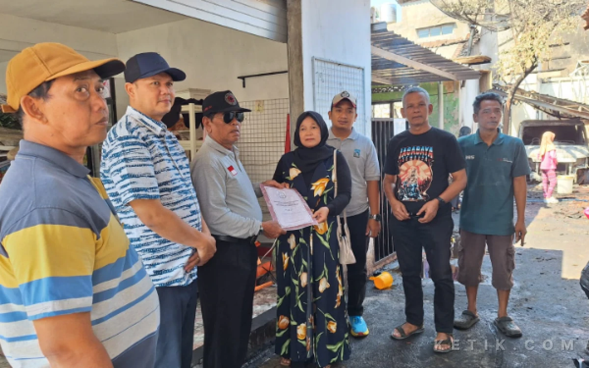 Foto Kepala Dinas Sosial Sleman, Wawan Widiantoro, (baju lorek) dan Lurah Sariharjo Sarbini (berkacamata) secara simbolis menyerahkan bantuan kedaruratan dari Dinsos Sleman kepada keluarga korban kebakaran di Padukuhan Jongkang, Sariharjo, Ngaglik, Sleman, Sabtu 29 Agustus 2026. (Foto: Lik Is for Ketik.com)