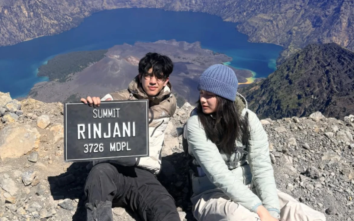 Thumbnail Berita - Potret Callista Arum dan Abun Sungkar Menaklukkan Jalur Rinjani, 3726 MDPL Jadi Latar Perjalanan