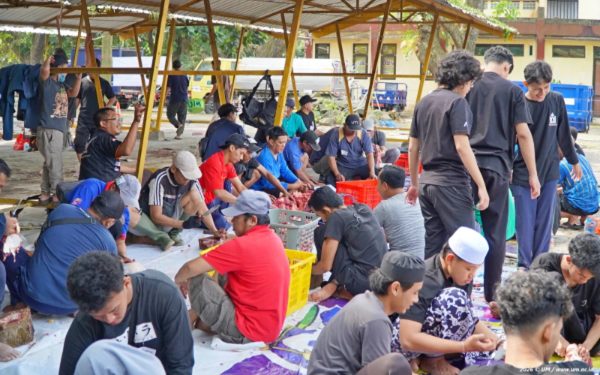 Thumbnail Berita - Tingkatkan Kepedulian Sosial, Universitas Negeri Malang Sembelih 22 Hewan Kurban Bersama Warga