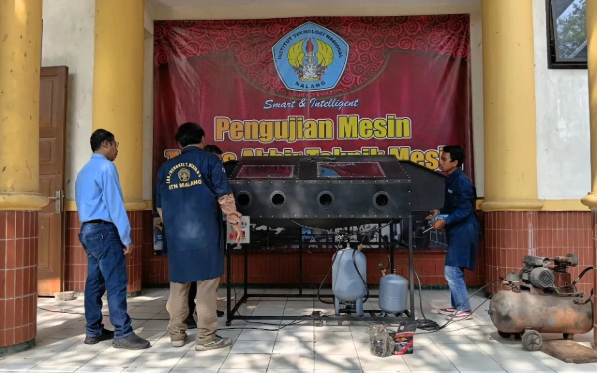 Foto Prototipe mesin sandblasting mobile otomatis yang Agung Sugianto rancang sebagai tugas akhir. (Foto: Humas ITN Malang)
